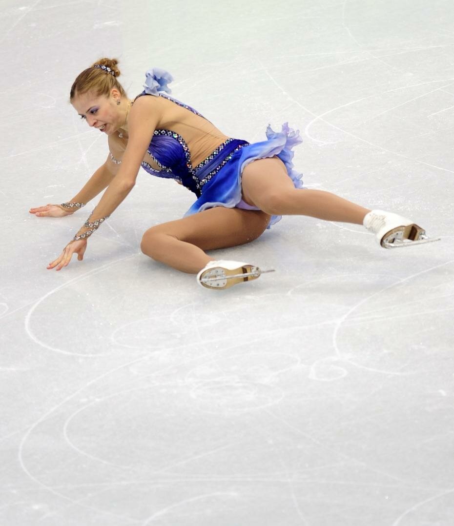 Una delle cadute di Carolina Kostner alle Olimpiadi di Torino 2006
